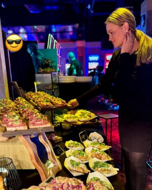 Lucie Čižmárová Instagram - To, co mě šíleně naplňuje, je catering s láskou! Svatební sezona je před námi a já už se na ni strašně těším. Hlavně díky těm nejlepším lidem, které mám kolem sebe! Team Luciz catering, který se vždycky postará o stoprocentní gastro zážitek 🤍