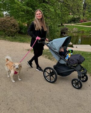 Lucie Čižmárová Instagram - Už  přes měsíc jezdíme s tímhle božím kočárkem Thule urban glide 4 😍, a jsme nesmírně spokojení. Dostanu se s ním opravdu všude, protože má nově “pohon na 4 kola” a to je právě vlastnost, kterou u kočárku hledám. Tenhle splnil (vlastně předčil) všechna má očekávání. Vylepšená stříška s perfektní ventilací navíc zajistí, že i v letních měsících se malému bude pohodlně drandit! #thuleurbanglide4wheel#Midblue#Family #thule#bringyourkids