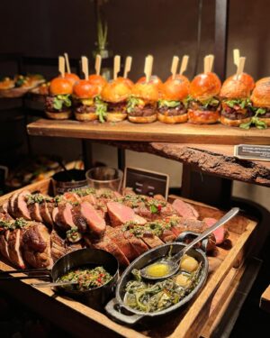 Lucie Čižmárová Instagram - To, co mě šíleně naplňuje, je catering s láskou! Svatební sezona je před námi a já už se na ni strašně těším. Hlavně díky těm nejlepším lidem, které mám kolem sebe! Team Luciz catering, který se vždycky postará o stoprocentní gastro zážitek 🤍