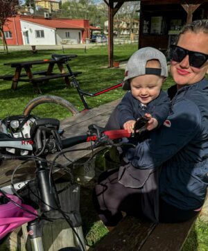 Lucie Čižmárová Instagram - Vrátíme se zpět do Itálie! Na boží projížďku k jezeru Castiglione del lago, kde jsme najeli přes 50 km, než mi došla barterka. To bylo pak opravdové vzrůšo, které končilo svalovkou 😂 Naštěstí nás na posledních pár kilometrů táta mohl vyzvednout, protože dál už to moje fyzička nedala😄  #baby #family #Thule #ThuleChariotSport #BringYourKids