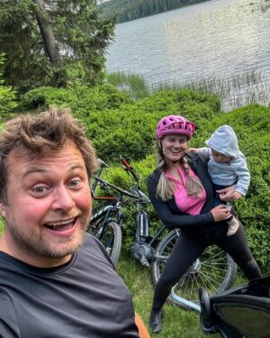 Lucie Čižmárová Instagram - Víkend 🤩❤️ dnes 10 měsíců 🩵

#ThuleChariotSport #thuleurbanglide4wheel #Midblue #Family #thule #bringyourkids