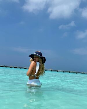 Lucie Čižmárová Instagram - Psal se leden roku 2021 a já byla pár hodin po svatbě, naprosto šťastná, ale to jsem netušila, že můžu být ještě šťastnější. Ležet vedle prcka je pocit, který mě absolutně naplňuje. 
Tolik změn jen v několika letech. Tyto ovšem skutečně stály za to!❤️