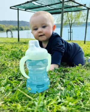 Lucie Čižmárová Instagram - S naším malým už na cestách žádný strach mít nemusíme, protože se naučil pít sám z lahvičky. 😍 Tenhle tréninkový pohárek z @dm_cesko 
nám v tom neskutečně pomohl. Je vyrobený z testovaných materiálů a jeho silikonovým hrdlem si miminka regulují průtok pití. A teď největší bomba: v noci ho najdete bez problému kdekoli, protože svítí ve tmě.
#dmcesko #dmlovebrand #zdejsemclovekem #babylove❤️