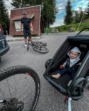 Lucie Čižmárová Instagram - Víkend 🤩❤️ dnes 10 měsíců 🩵

#ThuleChariotSport #thuleurbanglide4wheel #Midblue #Family #thule #bringyourkids
