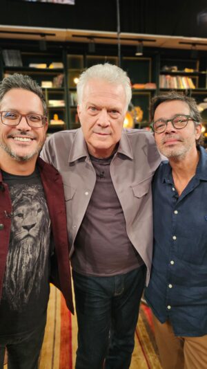 Lúcio Mauro Filho Instagram - Que emoção! 🥹 Lucio Mauro Filho conta da última cena de seu pai na “Escolinha do Professor Raimundo”, em que contracena com Bruno Mazzeo, vestido do personagem de seu grande parceiro Chico Anysio. 💙 Hoje, no #ConversaComBial, os dois atores contam como é dividir o palco juntos pela 1ª vez, falando sobre os desafios do humor e do legado de seus pais. Assista às 23h30 no @gnt e logo após o Jornal da Globo, na @tvglobo!