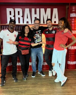 Lúcio Mauro Filho Instagram - Eu e Filhota, curtindo um Mengão na Brahma! 
Vivi pra sentir essa emoção!
Que gente linda rubro-negra!
❤️🖤✨
@brahmacerveja
#MaracaComBrahma
@cseventos
@sampaio_carol
@micheldiamant
#SNR
#flamengo