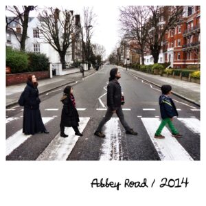 Lúcio Mauro Filho Instagram - Não é #tbt não, é só pra dizer que essa família Beatlemaniaca está nas nuvens desde sábado, depois do showzaço de Mr. PaulZ
Aqui na foto, uma lembrança de janeiro de 2014, visitando o mítico estúdio Abbey Road.
Ô Glória!
❤️🇬🇧🎸✨
#abbeyroad 
#beatles
#thebeatles 
#paulinrio
#gotback
#gotbacktour