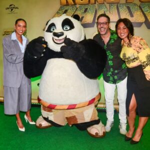 Lúcio Mauro Filho Instagram - Hoje no dia do fã, acordei cedo em São Paulo, para encontrar muitos deles na pré-estreia de Kung Fu Panda 4.
Trabalho que tenho orgulho extra de fazer parte, afinal faço para os fãs brasileiros, a versão em português do trabalho de um cara que sou muito fã:
Jack Black.
Nesta quarta aventura, duas novas personagens empoderadas trouxeram duas artistas de quem sou fã, Danni Suzuki e Tais Araújo, duas amigas queridas que brilham emprestando suas vozes as personagens Zehn (a Raposa) e a vilã Camaleoa.
Tão especial dividir esse trabalho com essas duas amigas talentosas e uma trupe com os melhores dubladores, da melhor escola de dublagem do planeta!
Sou muito fã!
A tarde, mais um encontro com fãs e espectadores em mais uma sessão lotada de “Gostava Mais dos Pais”, ao lado do meu irmão Brino Mazzeo, de quem sou fã incondicional, com uma plateia estrelada, com amigos como Marcos Veras, outro de quem sou fã, sem falar em Suzuki, numa dose dupla na domingueira!
Esse negócio de fã é um troço sério!
😍✨
#kungfupanda
#kungfupanda4
#gostavamaisdospais
Foto 1 - Araujo/AgNews @revistaportfolio