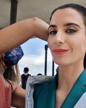 Lucy Cominetti Instagram - Hace algunos años pensé: debería haber un programa sobre moda sustentable. ¡¿Por qué nadie lo está haciendo si hay tanto por cambiar en la industria de la moda?! Agarré un cuaderno y empecé a bocetear su contenido y secciones. Con maternidad y pandemia entre medio, ese boceto quedó estacionado pero siempre en mi mente; hasta que hace unos meses - sintiendo que ya estaba lista- me junté con la @javiera_amengual de @francamagazine y se lo mostré. Ella, de las más secas en el tema y tan pero tan apañadora, aceptó sumarse. Luego me junté con @bernardopalau que prendió con agua ¡Y aquí estamos! Hoy se estrena @ticketdecambio.tv por @canal_13c . Un programa hecho con cariño y con ganas de ser un aporte para todas las personas, fashionistas o no, en esta nueva forma de relacionarnos con nuestra ropa. Porque -como siempre digo- todos nos vestimos todos los días así que todos somos parte del problema ¡pero también de la solución! Gracias a todo el equipo de trabajo, invitados, diseñadores, expertos y gente que se ha sumado a esta aventura. Nos vemos hoy a las 22 hrs! #TicketdeCambio
