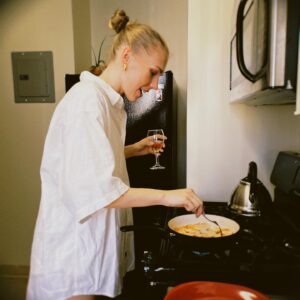 Lucy Luna Instagram - We made pasta with the basil I’m growing at home. Danced lots. Laughed more. Drank orange wine. Took way too many silly videos. And watched Misery. #friendship 🍝💚 @christinmuuli