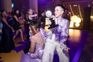 Lucy Moss Instagram - dancing with my ton[/b]y

📸 @justinbarbin