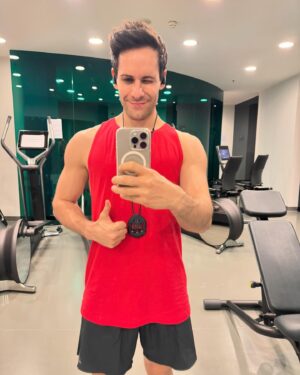 Luigi Calagna Instagram - Stiamo scrivendo una nuova canzone.. non siete pronti! 
Al concerto faremo esplodere tutto 🔥