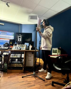 Luigi Calagna Instagram - Stiamo scrivendo una nuova canzone.. non siete pronti! 
Al concerto faremo esplodere tutto 🔥