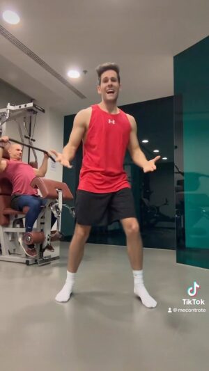 Luigi Calagna Instagram - Quando ti sale il Natale in palestra 😂