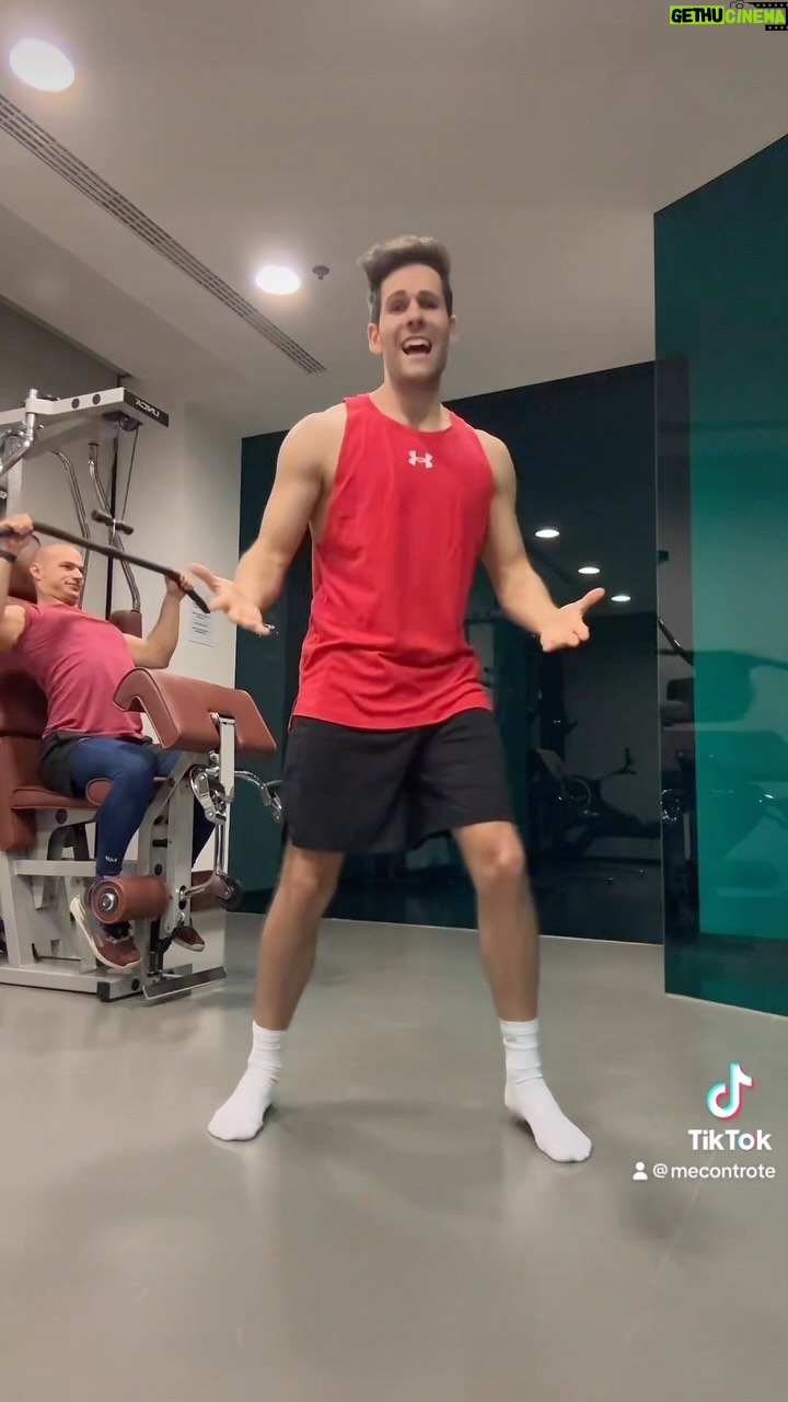 Luigi Calagna - 2.8K Likes - Quando ti sale il Natale in palestra 😂