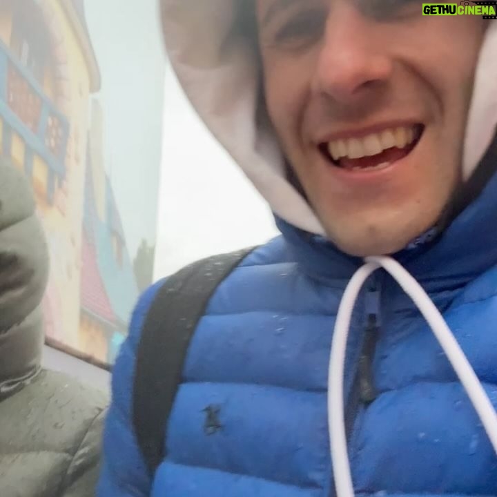 Luigi Calagna - 2.9K Likes - Qualche giorno a Disneyland Paris prima delle prove del tour 😍