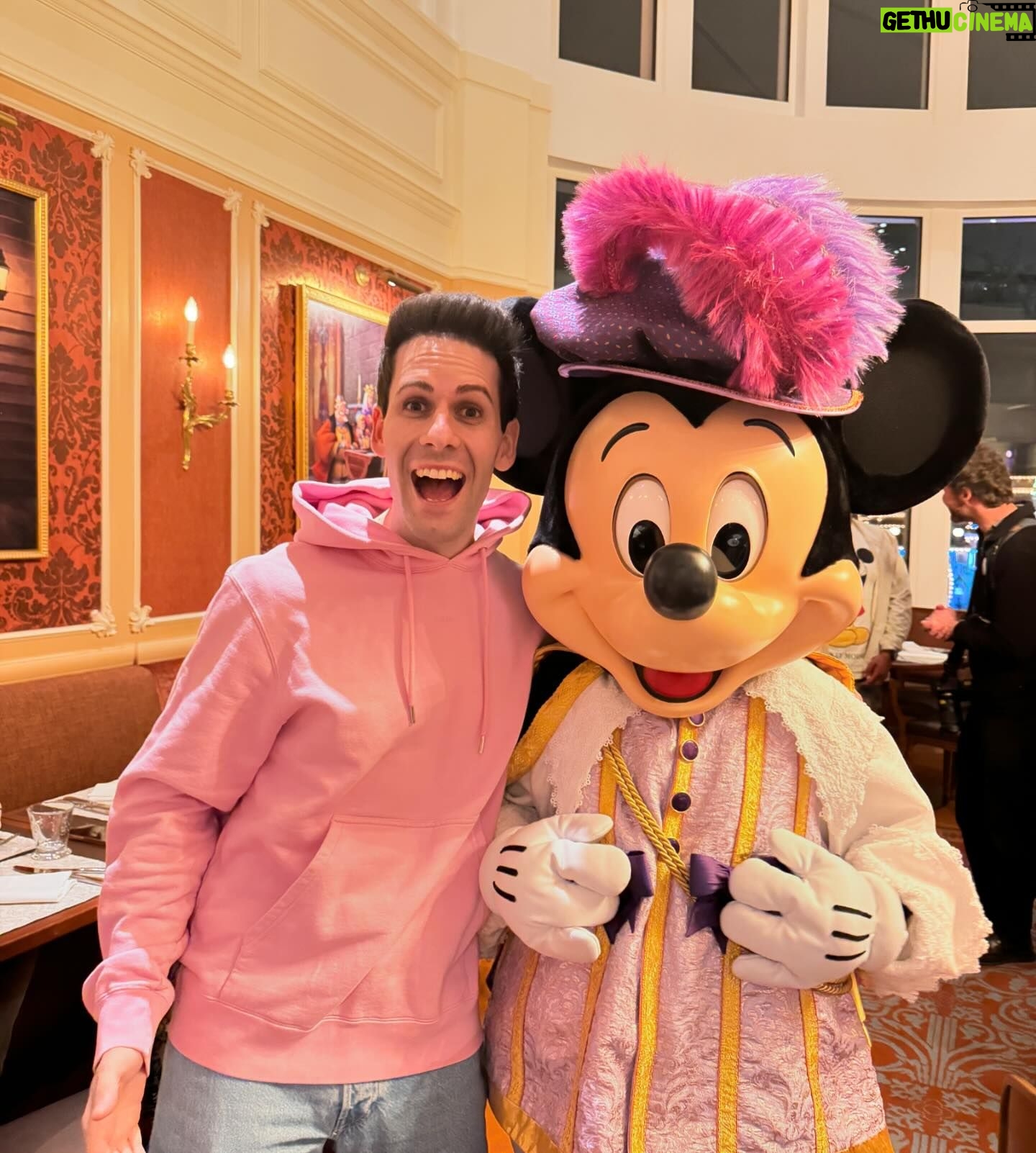 Luigi Calagna - 2.9K Likes - Qualche giorno a Disneyland Paris prima delle prove del tour š