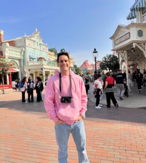 Luigi Calagna Instagram - Qualche giorno a Disneyland Paris prima delle prove del tour 😍