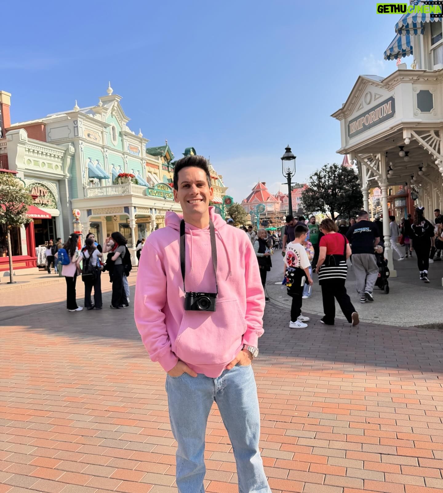 Luigi Calagna - 2.9K Likes - Qualche giorno a Disneyland Paris prima delle prove del tour š