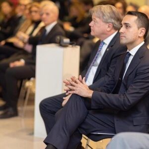 Luigi Di Maio Instagram - “Questa guerra ha causato fino ad ora a 8 milioni di rifugiati, 400 scuole distrutte, 7 mila vittime tra i civili, 200.000 vittime tra soldati russi e ucraini e soprattuto 4 bambini morti o feriti ogni giorno (fonte save the children) 

Gli ucraini stanno pagando il prezzo più alto di questa guerra scatenata da Putin, ma se c’è qualcuno che oggi pensa che siano disposti ad arrendersi, si sbaglia di grosso. 
Questa non è una resistenza dell’establishment ucraino, bensì è un movimento di popolo che vuole riprendersi il proprio Paese.”

Parte del mio discorso all’evento organizzato ieri dall’American Chamber of Commerce in Italy, ad un anno dall’invasione russa dell’Ucraina.