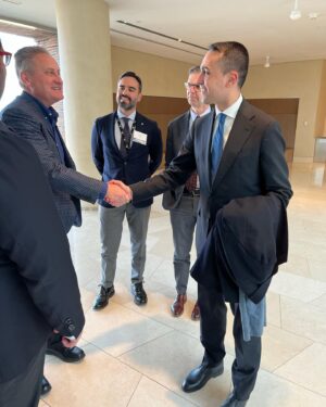 Luigi Di Maio Instagram - Oggi inizia la mia visita a Washington e New York. 
Prima tappa al museo della Bibbia, il più grande al mondo, su invito del loro rappresentante europeo. 
Prossimi giorni conferenze e incontri tra politica ed economia. 
#museumofbible #washington #usa #italy