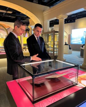 Luigi Di Maio Instagram - Oggi inizia la mia visita a Washington e New York. 
Prima tappa al museo della Bibbia, il più grande al mondo, su invito del loro rappresentante europeo. 
Prossimi giorni conferenze e incontri tra politica ed economia. 
#museumofbible #washington #usa #italy