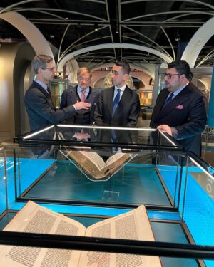 Luigi Di Maio Instagram - Oggi inizia la mia visita a Washington e New York. 
Prima tappa al museo della Bibbia, il più grande al mondo, su invito del loro rappresentante europeo. 
Prossimi giorni conferenze e incontri tra politica ed economia. 
#museumofbible #washington #usa #italy