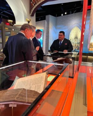 Luigi Di Maio Instagram - Oggi inizia la mia visita a Washington e New York. 
Prima tappa al museo della Bibbia, il più grande al mondo, su invito del loro rappresentante europeo. 
Prossimi giorni conferenze e incontri tra politica ed economia. 
#museumofbible #washington #usa #italy