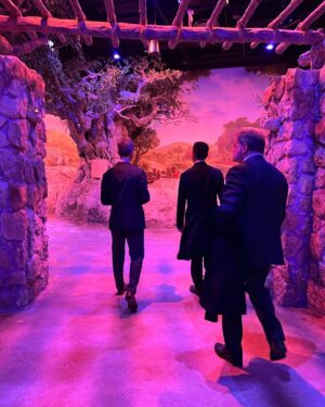 Luigi Di Maio Instagram - Oggi inizia la mia visita a Washington e New York. 
Prima tappa al museo della Bibbia, il più grande al mondo, su invito del loro rappresentante europeo. 
Prossimi giorni conferenze e incontri tra politica ed economia. 
#museumofbible #washington #usa #italy
