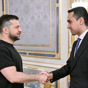 Luigi Di Maio Instagram - La settimana scorsa, durante la cena “Friends of Ukraine”, ho detto chiaramente che sono orgoglioso di aver firmato, quando ero ministro, i cinque decreti per il sostegno alla resistenza Ucraina. E lo sono anche di aver votato tutti gli altri provvedimenti di natura finanziaria e umanitaria.

Ricordo bene quando tutto l’occidente provò a convincere la Russia a non scatenare questa guerra. Ci furono diverse iniziative diplomatiche tra la fine del 2021 e l’inizio del 2022 e molti le ricorderanno per il “tavolone” lungo trenta metri, dove Putin riceveva capi di stato e di governo da tutto il mondo. 

In quei giorni la Russia ha sempre smentito l’intenzione di invadere l’Ucraina, spesso anche sbeffeggiando chi metteva in guardia su quello scenario: “Gli Usa hanno detto a che ora inizia la guerra?”(Putin 15 feb. 2022). Eppure pochi giorni dopo, la Federazione russa ha invaso uno stato sovrano, perdendo ogni credibilità e fiducia da parte nostra. 

Io credo che sia un bene che si racconti, ovunque, ciò che la Russia sta facendo a quel popolo. 
E dando spazio alle loro istituzioni, non si alimenta la retorica di guerra, bensì si denuncia un disastro umanitario nel cuore dell’Europa, con 5 milioni di profughi e quasi 1200 bambini morti o feriti. 

Le polemiche sulla par condicio a Sanremo sono una tradizione. Ma mai avrei immaginato che potessero investire Zelensky, Capo di Stato di una nazione invasa e con il suo popolo ancora sotto le bombe.  
C’è chi parla di equilibrio. Insomma far intervenire a Sanremo anche chi li sta bombardando? Vladimir Putin in persona magari. 

#ukraine #sanremo2023 #pace #italy