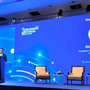 Luigi Di Maio Instagram - Oggi con il mio discorso di apertura abbiamo dato inizio al Business Forum tra Unione Europea e Stati del Golfo, che si è svolto a Manama in Bahrain. 

Le opportunità commerciali tra mercato europeo e regione del Golfo sono impressionanti, soprattutto alla luce dei diversi programmi nazionali di diversificazione delle economie e del corridoio economico India-Medio Oriente (IMEC), che l’Unione Europea ha firmato recentemente insieme ad India, Arabia Saudita, Emirati Arabi e Stati Uniti. 

Il tema della discussione è stato “Ridefinire le economie: costruire un futuro sostenibile e diversificato". 

Michael Hager, capo di gabinetto del vicepresidente esecutivo della Commissione europea Valdis Dombrovskis, responsabile anche per il commercio, ha dichiarato: “Il commercio totale di beni tra le due regioni è cresciuto di oltre il 54% dal 2021 al 2022 e ha raggiunto 175 miliardi di euro, il che dimostra l’importanza delle relazioni commerciali tra l’UE e i Paesi GCC.”

Eventi come questo aumentano le opportunità commerciali e di investimento, favoriscono l’accesso a nuovi mercati, permettono la condivisione di conoscenze e best practices, rafforzano l’economia verde e incoraggiano le piccole e medie imprese e l’imprenditorialità.

È stata una importante occasione anche per incontrare il Ministro dell’industria e del Commercio del Bahrain. 

Grazie a tutti coloro che hanno lavorato a questo importantissimo evento.