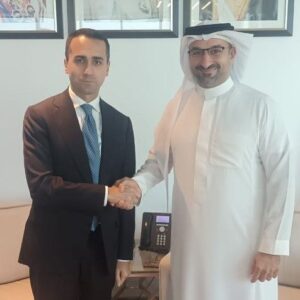 Luigi Di Maio Instagram - Oggi con il mio discorso di apertura abbiamo dato inizio al Business Forum tra Unione Europea e Stati del Golfo, che si è svolto a Manama in Bahrain. 

Le opportunità commerciali tra mercato europeo e regione del Golfo sono impressionanti, soprattutto alla luce dei diversi programmi nazionali di diversificazione delle economie e del corridoio economico India-Medio Oriente (IMEC), che l’Unione Europea ha firmato recentemente insieme ad India, Arabia Saudita, Emirati Arabi e Stati Uniti. 

Il tema della discussione è stato “Ridefinire le economie: costruire un futuro sostenibile e diversificato". 

Michael Hager, capo di gabinetto del vicepresidente esecutivo della Commissione europea Valdis Dombrovskis, responsabile anche per il commercio, ha dichiarato: “Il commercio totale di beni tra le due regioni è cresciuto di oltre il 54% dal 2021 al 2022 e ha raggiunto 175 miliardi di euro, il che dimostra l’importanza delle relazioni commerciali tra l’UE e i Paesi GCC.”

Eventi come questo aumentano le opportunità commerciali e di investimento, favoriscono l’accesso a nuovi mercati, permettono la condivisione di conoscenze e best practices, rafforzano l’economia verde e incoraggiano le piccole e medie imprese e l’imprenditorialità.

È stata una importante occasione anche per incontrare il Ministro dell’industria e del Commercio del Bahrain. 

Grazie a tutti coloro che hanno lavorato a questo importantissimo evento.