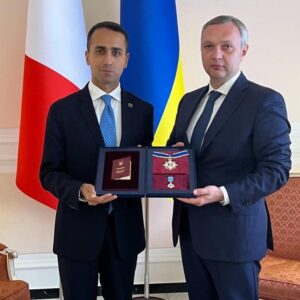 Luigi Di Maio Instagram - Questa mattina su proposta e firma del Presidente d’Ucraina Volodymyr Zelenskyy, l’Ambasciatore di Ucraina a Roma Yaroslav Melnyk mi ha conferito l’onorificenza dell'Ordine del Principe Yaroslav il Saggio. 

Dedico questo prestigioso riconoscimento al popolo ucraino che si batte ogni giorno per difendere il proprio Paese dall’aggressore. Slava Ukraïni!