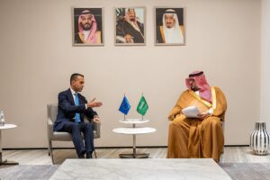 Luigi Di Maio Instagram - La settimana scorsa sono stato in visita a Riyadh. Ho avuto l’occasione di incontrare Faisal F. Alibrahim il Ministro dell’economia e della pianificazione dell’Arabia Saudita, nonché Segretario del consiglio di amministrazione del Fondo Nazionale di Sviluppo e Presidente del Fondo Nazionale infrastrutture dell’Arabia Saudita.

Con lui ci conosciamo dai tempi della Presidenza italiana del G20 ed è una delle persone che lavora ogni giorno all’implementazione dell’ambizioso programma Vision 2030. 

Ogni volta che ci confrontiamo sui pilastri del programma Vision, noto quante similitudini ci siano con diversi programmi della UE e degli Stati Membri in settori chiave come healthcare, rinnovabili, infrastrutture, smart cities, raw materials e tecnologie. Un campo molto ampio per la collaborazione tra le nostre istituzioni e le nostre aziende.