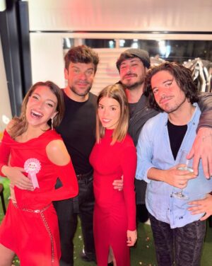 Luis Cepeda Instagram - Celebrando la treintena de @anaguerramusic. A Ricky le da placer ver como nos hacemos mayores, pero no en plan bien.
Os quiero cepoiwarickyrea❤️