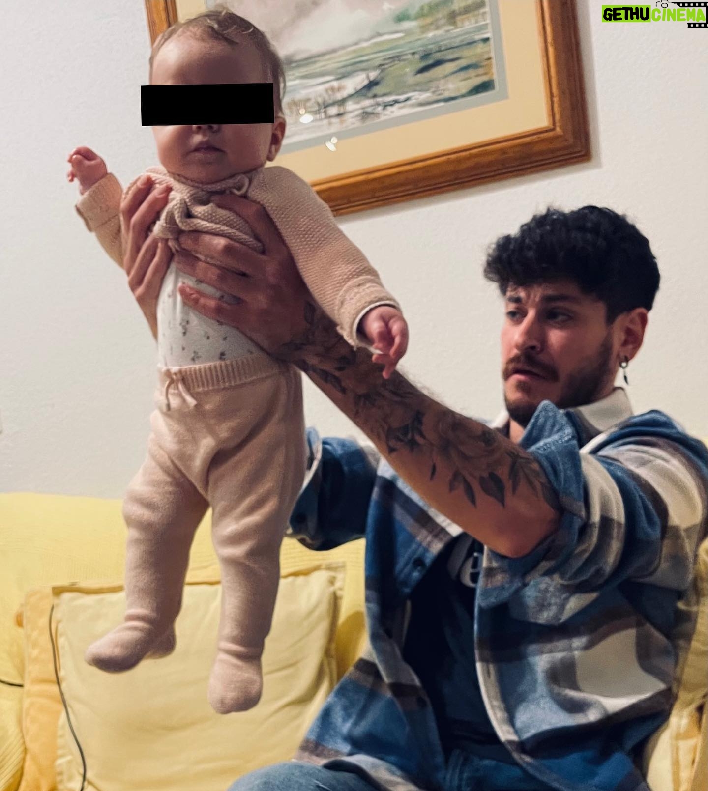 Luis Cepeda - 33.9K Likes - Por fin conozco a mi sobrina.
Traía regalo.