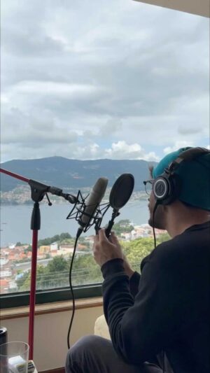 Luis Cepeda Instagram - Entre canción y canción.. @lewiscapaldi