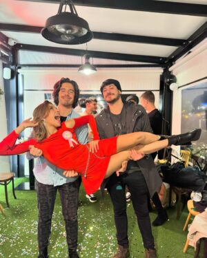 Luis Cepeda Instagram - Celebrando la treintena de @anaguerramusic. A Ricky le da placer ver como nos hacemos mayores, pero no en plan bien.
Os quiero cepoiwarickyrea❤️