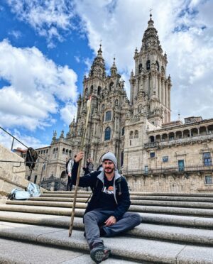 Luis Cepeda Instagram - Llegamos, 120km después, vuelvo con la cabeza nueva. Gracias por contar conmigo en esta experiencia @camino_xacobeo , gracias a todos vosotros y vosotras por seguir mi camino y por todos los mensajes bonitos que me habéis mandado, los leo todos. Y gracias a mis compis de aventura @roimendez @grtamara @xurxocarreno @pasoapasoblog @cristinacastano.3 por aguantarme 5 días seguidos❤️. Unha aperta a todos.

#Xacobeo 
#GaliciaDestinoSeguro 
#CamiñaAGalicia