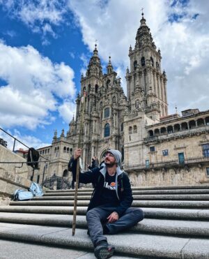 Luis Cepeda Instagram - Llegamos, 120km después, vuelvo con la cabeza nueva. Gracias por contar conmigo en esta experiencia @camino_xacobeo , gracias a todos vosotros y vosotras por seguir mi camino y por todos los mensajes bonitos que me habéis mandado, los leo todos. Y gracias a mis compis de aventura @roimendez @grtamara @xurxocarreno @pasoapasoblog @cristinacastano.3 por aguantarme 5 días seguidos❤️. Unha aperta a todos.

#Xacobeo 
#GaliciaDestinoSeguro 
#CamiñaAGalicia