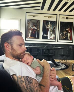 Luis Ernesto Franco Instagram - La Vida de Don Güero lately…

1- primer baño de Leo.
2-regreso al gym  después de varias desveladas. 
3-primer película en familia. ( 📸 paparazzi by @roza.franco 
4-primer libro escrito por un actor que leo y me inspira ( be useful by Arnold Schwarzenegger)
5-de papá luchon buscando soluciones pa ver si duerme mijo 🤷🏼‍♂️