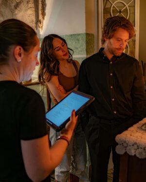 Luis Ernesto Franco Instagram - Fin de rodaje de un proyecto que dejó mucha satisfacción, gozo y diversión. Reencuentro con gente que quiero mucho y descubrimiento de otras personas que se quedan en mi top. 

“La vida entera” coming soon 🎬🎥