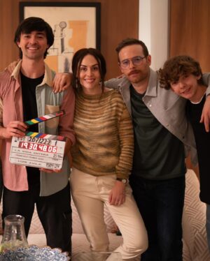 Luis Ernesto Franco Instagram - Fin de rodaje de un proyecto que dejó mucha satisfacción, gozo y diversión. Reencuentro con gente que quiero mucho y descubrimiento de otras personas que se quedan en mi top. 

“La vida entera” coming soon 🎬🎥