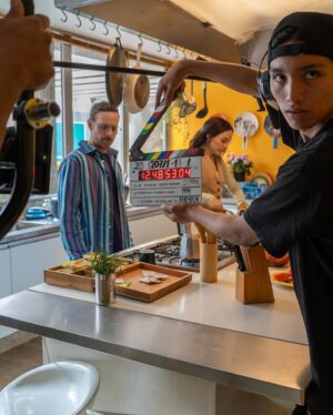 Luis Ernesto Franco Instagram - Fin de rodaje de un proyecto que dejó mucha satisfacción, gozo y diversión. Reencuentro con gente que quiero mucho y descubrimiento de otras personas que se quedan en mi top. 

“La vida entera” coming soon 🎬🎥