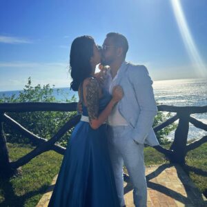 Luis Fernando Peña Instagram - Amor 
2.nombre masculino
Sentimiento hacia otra persona que naturalmente nos atrae y que, procurando reciprocidad en el deseo de unión, nos completa, alegra y da energía para convivir, comunicarnos y crear.