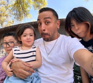 Luis Fernando Peña Instagram - PAPÁ… Sin duda el papel más complejo y hermoso que me ha tocado interpretar, porque ser papá es mucho más que decirlo, es mucho más que querer imponer nuestras ideas en ellos, es mucho más que querer que hagan a la fuerza lo que nosotros queremos, porque real no hay un manual que te diga cómo hacerlo bien, solo te dejas llevar por tu intuición y claro, por los hechos… agradezco a la vida por darme la oportunidad de poder llamarlos hijo, hijas, verlos sonreír, ser parte de sus locuras, divertirnos muy a su manera, a sus maneras tan distintas las 3, pero aún así divertidas, locas y únicas. Tal vez no soy el mejor padre del mundo y tampoco me considero así, pero lucho todos los días para poder serlo y hacer de ustedes unos grandes seres humanos amorosos, honestos, pero al mismo tiempo fuertes, independientes, con un criterio propio y sin manipulaciones… esa sin duda es una de mis mayores motivaciones en la vida, verlos crecer felices. No sé cuánto pueda durarles en este plano, pero lo que sí se, es que siempre estaré con ustedes, siempre que me necesiten, en las buenas, en las malas, en las peores, los amo hijos, gracias por ser una parte tan importante en mi vida.
