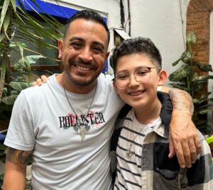 Luis Fernando Peña Instagram - PAPÁ… Sin duda el papel más complejo y hermoso que me ha tocado interpretar, porque ser papá es mucho más que decirlo, es mucho más que querer imponer nuestras ideas en ellos, es mucho más que querer que hagan a la fuerza lo que nosotros queremos, porque real no hay un manual que te diga cómo hacerlo bien, solo te dejas llevar por tu intuición y claro, por los hechos… agradezco a la vida por darme la oportunidad de poder llamarlos hijo, hijas, verlos sonreír, ser parte de sus locuras, divertirnos muy a su manera, a sus maneras tan distintas las 3, pero aún así divertidas, locas y únicas. Tal vez no soy el mejor padre del mundo y tampoco me considero así, pero lucho todos los días para poder serlo y hacer de ustedes unos grandes seres humanos amorosos, honestos, pero al mismo tiempo fuertes, independientes, con un criterio propio y sin manipulaciones… esa sin duda es una de mis mayores motivaciones en la vida, verlos crecer felices. No sé cuánto pueda durarles en este plano, pero lo que sí se, es que siempre estaré con ustedes, siempre que me necesiten, en las buenas, en las malas, en las peores, los amo hijos, gracias por ser una parte tan importante en mi vida.