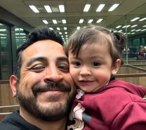 Luis Fernando Peña Instagram - PAPÁ… Sin duda el papel más complejo y hermoso que me ha tocado interpretar, porque ser papá es mucho más que decirlo, es mucho más que querer imponer nuestras ideas en ellos, es mucho más que querer que hagan a la fuerza lo que nosotros queremos, porque real no hay un manual que te diga cómo hacerlo bien, solo te dejas llevar por tu intuición y claro, por los hechos… agradezco a la vida por darme la oportunidad de poder llamarlos hijo, hijas, verlos sonreír, ser parte de sus locuras, divertirnos muy a su manera, a sus maneras tan distintas las 3, pero aún así divertidas, locas y únicas. Tal vez no soy el mejor padre del mundo y tampoco me considero así, pero lucho todos los días para poder serlo y hacer de ustedes unos grandes seres humanos amorosos, honestos, pero al mismo tiempo fuertes, independientes, con un criterio propio y sin manipulaciones… esa sin duda es una de mis mayores motivaciones en la vida, verlos crecer felices. No sé cuánto pueda durarles en este plano, pero lo que sí se, es que siempre estaré con ustedes, siempre que me necesiten, en las buenas, en las malas, en las peores, los amo hijos, gracias por ser una parte tan importante en mi vida.
