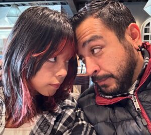 Luis Fernando Peña Instagram - PAPÁ… Sin duda el papel más complejo y hermoso que me ha tocado interpretar, porque ser papá es mucho más que decirlo, es mucho más que querer imponer nuestras ideas en ellos, es mucho más que querer que hagan a la fuerza lo que nosotros queremos, porque real no hay un manual que te diga cómo hacerlo bien, solo te dejas llevar por tu intuición y claro, por los hechos… agradezco a la vida por darme la oportunidad de poder llamarlos hijo, hijas, verlos sonreír, ser parte de sus locuras, divertirnos muy a su manera, a sus maneras tan distintas las 3, pero aún así divertidas, locas y únicas. Tal vez no soy el mejor padre del mundo y tampoco me considero así, pero lucho todos los días para poder serlo y hacer de ustedes unos grandes seres humanos amorosos, honestos, pero al mismo tiempo fuertes, independientes, con un criterio propio y sin manipulaciones… esa sin duda es una de mis mayores motivaciones en la vida, verlos crecer felices. No sé cuánto pueda durarles en este plano, pero lo que sí se, es que siempre estaré con ustedes, siempre que me necesiten, en las buenas, en las malas, en las peores, los amo hijos, gracias por ser una parte tan importante en mi vida.