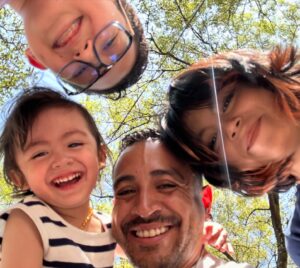 Luis Fernando Peña Instagram - PAPÁ… Sin duda el papel más complejo y hermoso que me ha tocado interpretar, porque ser papá es mucho más que decirlo, es mucho más que querer imponer nuestras ideas en ellos, es mucho más que querer que hagan a la fuerza lo que nosotros queremos, porque real no hay un manual que te diga cómo hacerlo bien, solo te dejas llevar por tu intuición y claro, por los hechos… agradezco a la vida por darme la oportunidad de poder llamarlos hijo, hijas, verlos sonreír, ser parte de sus locuras, divertirnos muy a su manera, a sus maneras tan distintas las 3, pero aún así divertidas, locas y únicas. Tal vez no soy el mejor padre del mundo y tampoco me considero así, pero lucho todos los días para poder serlo y hacer de ustedes unos grandes seres humanos amorosos, honestos, pero al mismo tiempo fuertes, independientes, con un criterio propio y sin manipulaciones… esa sin duda es una de mis mayores motivaciones en la vida, verlos crecer felices. No sé cuánto pueda durarles en este plano, pero lo que sí se, es que siempre estaré con ustedes, siempre que me necesiten, en las buenas, en las malas, en las peores, los amo hijos, gracias por ser una parte tan importante en mi vida.